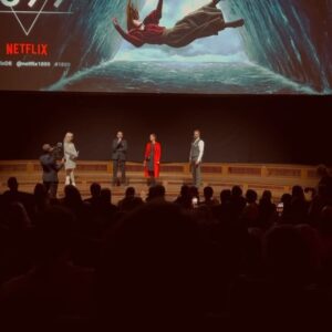 Emily Beecham Instagram - Love you cast & brilliant crew about 400 people from all over world worked suuuper hard to make the show 🖤I think everyone’s partners have finally forgiven them😂🤞🏼

Well that was bloody great
@baranboodar @jantjefriese you clever crazy geniuses 😈

@rosefordestudio badassest stylist extrodinario coordinating the logistical madness of transporting endless items between various countries. So blooming grateful.🙏🏻
Brilliant @stefanie.mellin.official I LOVED working with you 🖤Let’s do this again!
And @nicownr and rest of Netflix press team, love you thanks for making sure I was ok and looking after me so well again. And for helping solve the urgent mystery of the disappearing gloves amidst the 
chaos. Plate spinning virtuosos. 👌🏼🌊🧤

@aneurin.b @lucaslynggaardtonnesen @christinawagner_hairandmakeup @elicebeth_hairandmakeup_artist @clararosager @jonasbloquet @miguel_bernardeau @ollivier_mathilde @rosaliemaecraig @thegabbywong @andreaspietschmann @tino_mewes @mryanngael @izabearlur @isaakdentler @mariaerwolter @alexandre_willaume @josepimentao #clararosager #mariawolters #aneurinbanard #jonasbloquet #mathildeollivier #rosaliecraig #gabbywong #baranboodar #jantjefriese #andreaspietschmann #tinomewes #isabellawei #alexandrewilliaume #josepimentao #1899premiere #1899netflix🔥🔥🚨