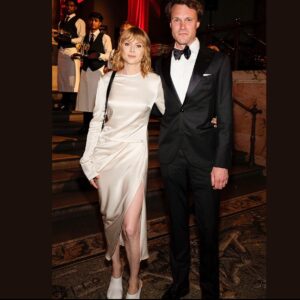 Emily Beecham Instagram - @nationalgallery @burberry what an amazing evening thank you!😘 Styling: @rosefordestudio 🖤wearing @jw_anderson 🤍 and the hunky hughskinner @drbarbarasturm