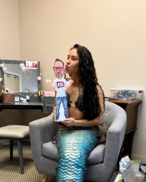 Emily Alexandra Guglielmo Instagram - It's #teenagekraken day!✨🦑

To celebrate, @emilyguglielmo stopped by the set!🧜‍♀️ 

New episode out now!🤩

#teenagekrakenmovie #mermaid #mermaidlife #americanmermaid #tvshow #trivia #mermaidvibes #fridaymood #dailyflash #interview