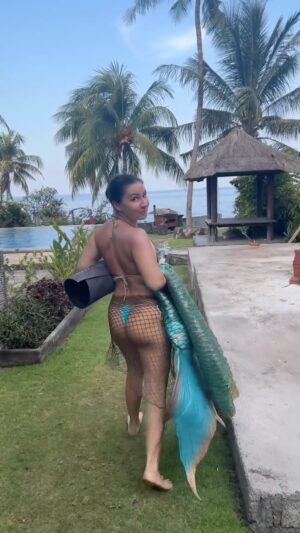Emily Alexandra Guglielmo Instagram - Days in the life of a mermaid…… 

“ Go where the wind takes you Ocean Child “ 

Fun Facts :

🌊 Salt water is great for your skin & hair ! Try gargling the water in your mouth for 30 seconds 

🌞 15 minutes of Sun a day , keeps the doctors away 

#oceanchild #vitamind #saltwater