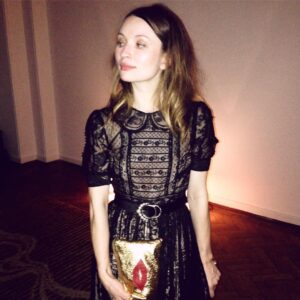 Emily Browning Instagram - Tasteful jokes with @yetide 's v Bilquis appropriate purse at the #americangods London premiere 🐱