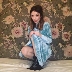 Emily Browning Instagram - Just a jet-lagged lil dingus in London feelin really smug about her outfit 😌