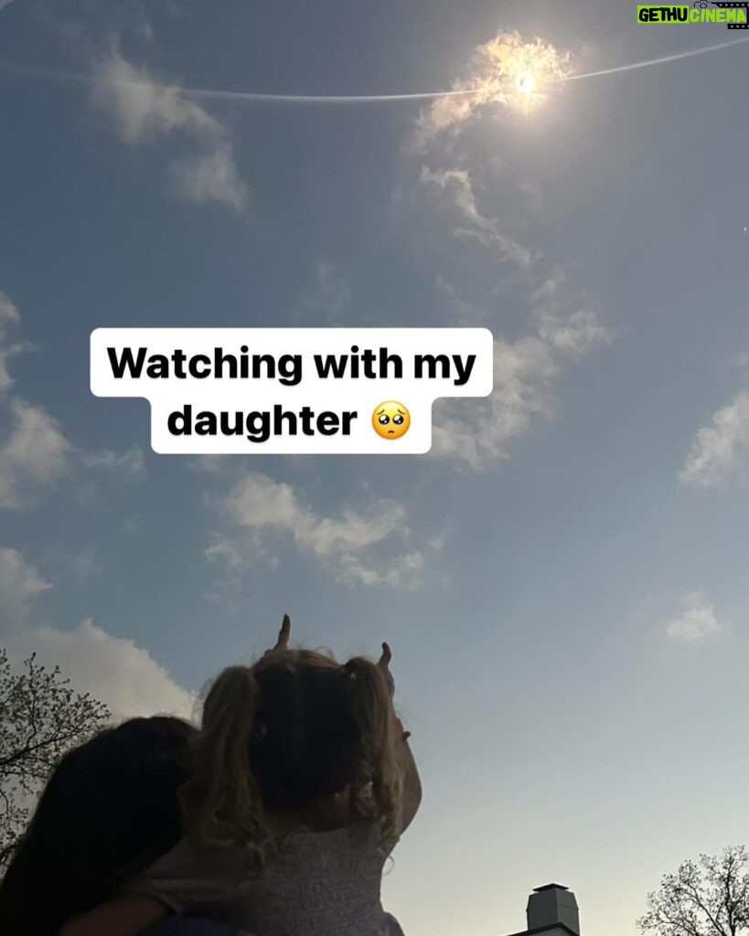 Emily Calandrelli Instagram - Who was able to use a colander or disco ball to see the eclipse?? 🙋🏻‍♀️🪩 If totality happened for you, did you scream or were you silent in awe?