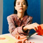 Emily Chan Instagram - 訪問時夏晴問我： “如果要用一樣東西來形容30歲，那會是什麼？” 覺得這是要好好思考的問題，於是說離開之前再給她答案。 看著匆忙工作的化妝師，造型師，攝影師，喜歡創作的人們，大家看似因為很早的call time 有點疲憊，各處桌子上擺著已經不知道屬於誰（有兩三杯是我的）的黑咖啡。嘴裡說著“工作好累啊”，但手裡還是不斷地變出魔法，想為這個世界貢獻一點點的美麗。 ”我的手能變出什麼呢？“ 看著化妝師的手在雁雁姐的臉上按摩，她看起來又更漂亮了。 這些年來好像只知道自己的臉能夠做出什麼表情，卻從沒想過這雙手能幹嘛。沒有不喜歡自己的手，但很清楚這十隻短小精煉的手指並不上鏡，她們就只是非常實用的一雙手（即使我從來沒有打過架）。低頭看看充滿青筋的手背，默默希望這些年來搬運過的一切都不會白費。 突然想起，喜歡手指翻頁的觸覺。讀完一本書的序章，終於可以翻開第一章，準備好進入一個只有自己知道的世界，連指尖也覺得興奮又期待的時候。 開心終於有了答案，離開前對夏晴說： ”30歲就像一本書的第一章，在讀完序之後，做好心理準備，期待踏上全新的旅程。“ 五月份封面 @sisters.malaysia.magazine 攝 @bychuanlooi @yipieyaya_studio 制作 @_hui_xian_310 造型 @yuedoong 造型助理 Yoke Yin 妝 @deirdrechong @kfbongmakeup 發 @vv1016 @chrislyn_low @SchwarzkopfProfessionalmy 文 夏晴 服裝贊助 @Katespademalaysia #emsaid