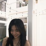 Emily Chan Instagram - 今天本想早點離開公司回家，卻又下起大雨。 從落地玻璃望出去，陽台的瓷磚縫裡長出的小草越來越高，大概是陽光和雨水都充足，種子又有甚麼理由不發芽呢？ 小草是該拔掉的，不然長得太大會把瓷磚撐壞。但它們是超內向的綿綿的朋友，到陽台放風的時候她總是會跟帶花的小草說悄悄話。「如果有天發現小草們被連根拔起，綿綿也許會難過吧？」想到這裡，就打消了拔草的念頭。 「綿，我們把草拔掉可以嗎？」她沒眨眼就別過頭，應該還沒有做好說再見的準備。 生活裡的那些裂縫，也會趁我們不注意的時候長出一些美麗的東西嗎？我想是吧。忙著忙著回頭一看，那些來不及修補，或許也沒必要修補的裂縫都長出了全新的生命。可以試著說哈咯，不用急著說再見。 雨停了，綿綿又跑出去跟小草玩了，一直叫她都不回來。 #emsaid