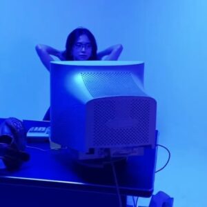 Emily Chan Instagram - 庫存裡的照片很多，卻很少發文。
換作以前，大概會發幾張笑得很開的生活照，然後說一些最近在好好生活所以沒什麼更新的鬼話吧？其實沒寫文的日子，說不定比寫文的日子過得更廢更麻木。

最近常在想，以前很常說一些自己也不怎麼相信的漂亮話。

一起工作的人總說我不夠誠實，喜歡把話說得婉轉，常不說「白話」。

從很小開始，我學會讀懂空氣才能在大人的世界裡少挨罵。很小就學會了察言觀色的好處是，後來進社會工作，說話好聽的確在人群中變得幸運。

「說好話」變成了生存法則之一，一方面是真的希望聽的人覺得溫暖，另一方面也希望對方覺得自己是個溫暖的人。必須承認，是從希望被喜歡的角度出發。

睡太多的人是因為不快樂；笑太多的人是因為不安；有救世主情節的人其實最無助；耍聰明的人是因為怕被忽視；那愛說好話的人，是因為太想要被鼓勵嗎？

仔細觀察，人最想要的那些，來去不過就哪幾樣，說的鬼話大都只是為了掩蓋悲傷和不安。

如果今天可以許一個願望，希望未來回看這篇文時，可以跟自己說「後來我有更誠實了喔。」

雖然確定十年後一定覺得現在的自己還是很嬌氣。

#emsaid