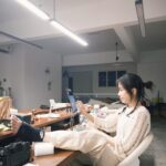 Emily Chan Instagram - 如果不做浪漫的事， 人要如何渡過這漫長又短暫的日復一日？ 喜歡看攝影師用鏡頭捕抓一些不容易被發現的細節，那些不被知曉的瞬間和時光，像是一封匿名的信，是特別浪漫的事。 最近扭到腳，失去了自由卻收穫了跟自由一樣重要的東西。 對那些一雙雙伸出的手，自動願意承受我的重量的人，我總是表面上交付，下意識抗拒。不知道在抵抗什麼，也許是擔心被人發現真實的重量吧。 浪漫會讓日子過得更輕還是更重呢？大多的時候浪漫都是費力的，飛幾千公里只為見一個人，兜幾條街買一杯美式，等一整晚的一句晚安。浪漫看起來像一片花海，但照顧一朵玫瑰需要折腰灌溉，就像照顧一隻貓一樣，當下是腰酸背痛，拉遠來看才看得出是浪漫。 為了浪漫，你願意承受多少重量? #emsaid