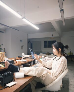 Emily Chan Instagram - 如果不做浪漫的事，
人要如何渡過這漫長又短暫的日復一日？
喜歡看攝影師用鏡頭捕抓一些不容易被發現的細節，那些不被知曉的瞬間和時光，像是一封匿名的信，是特別浪漫的事。

最近扭到腳，失去了自由卻收穫了跟自由一樣重要的東西。

對那些一雙雙伸出的手，自動願意承受我的重量的人，我總是表面上交付，下意識抗拒。不知道在抵抗什麼，也許是擔心被人發現真實的重量吧。

浪漫會讓日子過得更輕還是更重呢？大多的時候浪漫都是費力的，飛幾千公里只為見一個人，兜幾條街買一杯美式，等一整晚的一句晚安。浪漫看起來像一片花海，但照顧一朵玫瑰需要折腰灌溉，就像照顧一隻貓一樣，當下是腰酸背痛，拉遠來看才看得出是浪漫。

為了浪漫，你願意承受多少重量?

#emsaid