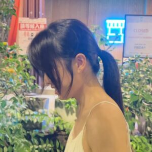 Emily Chan Instagram - 如果不做浪漫的事，
人要如何渡過這漫長又短暫的日復一日？
喜歡看攝影師用鏡頭捕抓一些不容易被發現的細節，那些不被知曉的瞬間和時光，像是一封匿名的信，是特別浪漫的事。

最近扭到腳，失去了自由卻收穫了跟自由一樣重要的東西。

對那些一雙雙伸出的手，自動願意承受我的重量的人，我總是表面上交付，下意識抗拒。不知道在抵抗什麼，也許是擔心被人發現真實的重量吧。

浪漫會讓日子過得更輕還是更重呢？大多的時候浪漫都是費力的，飛幾千公里只為見一個人，兜幾條街買一杯美式，等一整晚的一句晚安。浪漫看起來像一片花海，但照顧一朵玫瑰需要折腰灌溉，就像照顧一隻貓一樣，當下是腰酸背痛，拉遠來看才看得出是浪漫。

為了浪漫，你願意承受多少重量?

#emsaid