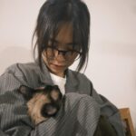 Emily Chan Instagram - 如果不做浪漫的事， 人要如何渡過這漫長又短暫的日復一日？ 喜歡看攝影師用鏡頭捕抓一些不容易被發現的細節，那些不被知曉的瞬間和時光，像是一封匿名的信，是特別浪漫的事。 最近扭到腳，失去了自由卻收穫了跟自由一樣重要的東西。 對那些一雙雙伸出的手，自動願意承受我的重量的人，我總是表面上交付，下意識抗拒。不知道在抵抗什麼，也許是擔心被人發現真實的重量吧。 浪漫會讓日子過得更輕還是更重呢？大多的時候浪漫都是費力的，飛幾千公里只為見一個人，兜幾條街買一杯美式，等一整晚的一句晚安。浪漫看起來像一片花海，但照顧一朵玫瑰需要折腰灌溉，就像照顧一隻貓一樣，當下是腰酸背痛，拉遠來看才看得出是浪漫。 為了浪漫，你願意承受多少重量? #emsaid