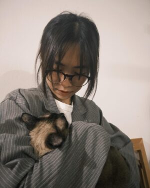 Emily Chan Instagram - 如果不做浪漫的事，
人要如何渡過這漫長又短暫的日復一日？
喜歡看攝影師用鏡頭捕抓一些不容易被發現的細節，那些不被知曉的瞬間和時光，像是一封匿名的信，是特別浪漫的事。

最近扭到腳，失去了自由卻收穫了跟自由一樣重要的東西。

對那些一雙雙伸出的手，自動願意承受我的重量的人，我總是表面上交付，下意識抗拒。不知道在抵抗什麼，也許是擔心被人發現真實的重量吧。

浪漫會讓日子過得更輕還是更重呢？大多的時候浪漫都是費力的，飛幾千公里只為見一個人，兜幾條街買一杯美式，等一整晚的一句晚安。浪漫看起來像一片花海，但照顧一朵玫瑰需要折腰灌溉，就像照顧一隻貓一樣，當下是腰酸背痛，拉遠來看才看得出是浪漫。

為了浪漫，你願意承受多少重量?

#emsaid