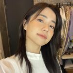 Emily Chan Instagram - 如果不做浪漫的事， 人要如何渡過這漫長又短暫的日復一日？ 喜歡看攝影師用鏡頭捕抓一些不容易被發現的細節，那些不被知曉的瞬間和時光，像是一封匿名的信，是特別浪漫的事。 最近扭到腳，失去了自由卻收穫了跟自由一樣重要的東西。 對那些一雙雙伸出的手，自動願意承受我的重量的人，我總是表面上交付，下意識抗拒。不知道在抵抗什麼，也許是擔心被人發現真實的重量吧。 浪漫會讓日子過得更輕還是更重呢？大多的時候浪漫都是費力的，飛幾千公里只為見一個人，兜幾條街買一杯美式，等一整晚的一句晚安。浪漫看起來像一片花海，但照顧一朵玫瑰需要折腰灌溉，就像照顧一隻貓一樣，當下是腰酸背痛，拉遠來看才看得出是浪漫。 為了浪漫，你願意承受多少重量? #emsaid