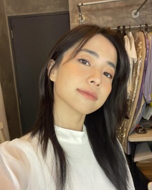 Emily Chan Instagram - 如果不做浪漫的事，
人要如何渡過這漫長又短暫的日復一日？
喜歡看攝影師用鏡頭捕抓一些不容易被發現的細節，那些不被知曉的瞬間和時光，像是一封匿名的信，是特別浪漫的事。

最近扭到腳，失去了自由卻收穫了跟自由一樣重要的東西。

對那些一雙雙伸出的手，自動願意承受我的重量的人，我總是表面上交付，下意識抗拒。不知道在抵抗什麼，也許是擔心被人發現真實的重量吧。

浪漫會讓日子過得更輕還是更重呢？大多的時候浪漫都是費力的，飛幾千公里只為見一個人，兜幾條街買一杯美式，等一整晚的一句晚安。浪漫看起來像一片花海，但照顧一朵玫瑰需要折腰灌溉，就像照顧一隻貓一樣，當下是腰酸背痛，拉遠來看才看得出是浪漫。

為了浪漫，你願意承受多少重量?

#emsaid
