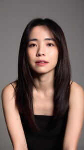 Emily Chan Instagram - 生日的前一晚，忽然覺得很珍惜這段時間的生活。​ 「接受自己」是前幾年就開始的課題。就算不斷提醒，有的時候還是會自我懷疑，也會擔心沒有辦法成為當初想要成為的大人。​ 看著小時候的照片和現在相比，同一張臉被時光畫過幾筆之後，多了一些不熟悉的痕跡，但都是時光留下的禮物✨​ ​ 無論是快樂/生氣/氣餒/委屈的那些片刻，​都不要忘了，這些都都是我，是完整的自己。🤍​ IT Cosmetics CC Cream 適合各個年齡層，膚色以及膚質，他們與皮膚專科和整形外科醫生共同研發，讓我們在所有的時光裡喜歡每一面的自己。​ @itcosmetics #itcosmeticsMY #ITisME