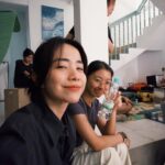 Emily Chan Instagram - 今天本想早點離開公司回家，卻又下起大雨。 從落地玻璃望出去，陽台的瓷磚縫裡長出的小草越來越高，大概是陽光和雨水都充足，種子又有甚麼理由不發芽呢？ 小草是該拔掉的，不然長得太大會把瓷磚撐壞。但它們是超內向的綿綿的朋友，到陽台放風的時候她總是會跟帶花的小草說悄悄話。「如果有天發現小草們被連根拔起，綿綿也許會難過吧？」想到這裡，就打消了拔草的念頭。 「綿，我們把草拔掉可以嗎？」她沒眨眼就別過頭，應該還沒有做好說再見的準備。 生活裡的那些裂縫，也會趁我們不注意的時候長出一些美麗的東西嗎？我想是吧。忙著忙著回頭一看，那些來不及修補，或許也沒必要修補的裂縫都長出了全新的生命。可以試著說哈咯，不用急著說再見。 雨停了，綿綿又跑出去跟小草玩了，一直叫她都不回來。 #emsaid