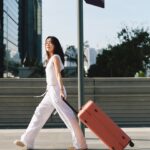 Emily Chan Instagram - 各處為家的日子又要開始了。 這幾年忙著看世界，好像已經漸漸數不清聽過多少故事，見過多少人，飛過多少遍。 旅行是練習「一期一會」。 走過的街角也許永遠不會再經過， 說再見的時候心裡知道也許再也不會見面， 我們都只是剛剛好出現在這裡， 一起完整了這趟旅程，然後再各自回到自己的人生。 要積累多少公里，才能夠學會拿捏堅持和釋懷的份量呢？ 慶幸接下來的旅程有 @thousandmiles_asia 的陪伴， HINOMOTO Lisof 360度旋转的静音滑轮陪你全方位地体验世界， 极简又时尚的彩色设计让眼睛看了也开心， 旅途即使再遥远，脚步依然轻盈。 PS: 我手上的 28寸 Rosewood Voyage 行李箱是夏季新顏色，也是 Thousand Miles目前新推出的最大箱型，用來長途旅行超適合，一箱搞定✨