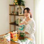 Emily Chan Instagram - 昨天跟朋友聊起，人總愛說生活要順勢而為，但是⋯我們真的能做到嗎？ 生活裡多的是不可控的事情，那些能把握和不能把握的，都教會我們無論放開或緊握，都會有收穫。最近睡前都會跟自己說：「you did well today, let’s rest and pick it up again tmr morning」 雖然只是短短一句，但是隔天醒來的時候，會覺得對世界又充滿了好奇。 「一起來看看新的挑戰是什麼？」每天早上都對自己說，讓身體和腦袋都準備好。 我喜歡充滿可能的生活，對於日常飲食也一樣。Nestle Goodness Oat 與 Nestle Goodness Almond & Oat，不僅僅是燕麥奶，純飲或是製成冰沙，搭配咖啡或茶皆美味。它無人工香料，無乳糖，無糖創作，讓健康無負擔，並充滿各種可能。 Made with #NestleGoodnes @nestle.malaysia 🌞