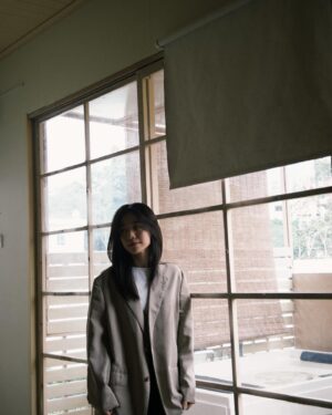 Emily Chan Instagram - 又長一歲了

小學的時候老師要我們寫「我的志願」
我說 我的志願是要長成一棵樹

想要變成外婆家外的那棵芒果樹
芒果樹上有一個樹屋 每次最多只能坐兩個人
表姊妹們只好輪流上去玩 
那時候一直希望芒果樹再高大一些就好了 那就可以建個大一點的樹屋 大家一起上去玩 誰也不會落單

如果以後還可以長成一棵樹 
希望長智慧
希望長健康
希望身邊的人們心裡都長出一朵花 
希望長得高大一點 蓋一個大樹屋讓我愛的人都住進來 🌳🤍

謝謝大家的祝福 🎂

#embirthday