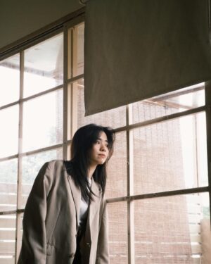 Emily Chan Instagram - 又長一歲了

小學的時候老師要我們寫「我的志願」
我說 我的志願是要長成一棵樹

想要變成外婆家外的那棵芒果樹
芒果樹上有一個樹屋 每次最多只能坐兩個人
表姊妹們只好輪流上去玩 
那時候一直希望芒果樹再高大一些就好了 那就可以建個大一點的樹屋 大家一起上去玩 誰也不會落單

如果以後還可以長成一棵樹 
希望長智慧
希望長健康
希望身邊的人們心裡都長出一朵花 
希望長得高大一點 蓋一個大樹屋讓我愛的人都住進來 🌳🤍

謝謝大家的祝福 🎂

#embirthday