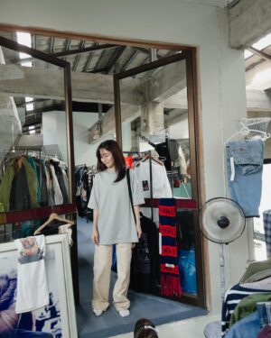 Emily Chan Instagram - 在跟一個人建立關係的時候
都在替彼此的故事留下一筆 
有人的故事爛尾 
有人的故事像電視劇怎樣都演不完
有人的故事還沒完成作者已消失

愛一個人是歸零
就像一圈 無論繞得多遠
都要回到原點再一起出發

原諒一個人也是一種歸零
整理各種情緒和自省
就把TA從心裡清空出來 
放到另一個位置

零是什麼都沒有嗎？
我覺得不是。

零是
I am ok now
Let’s start this all over again. 

#emsaid 
#bangkok