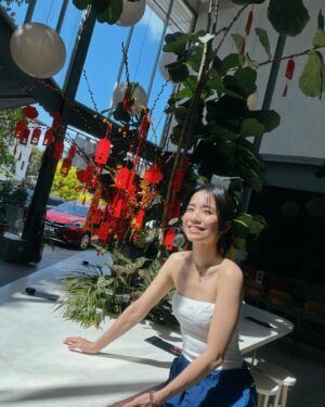 Emily Chan Instagram - 聊起大學的時候，有的人想要二十五歲結婚，三十歲生小孩，三十五歲事業有成。。。迫不及待想要迎接美好的事，有的發生了，有的還沒有。

翻翻電話，存在最久的group chat 大概就是這幾個女人的。小學和中學同學都已斷聯，現在回想，當初其實是個不懂得交朋友的人。幸運的是大學時有身邊這幾個女人收留，縱使我行徑乖張又常惹非議，還是木有嫌棄我，大概是白羊女乞肖的時候只有她们覺得很滑稽吧。

二十多岁在英國唸書，有很多的憤怒和好奇。幾個室友和我都喜歡喝酒，宿舍的客廳是收集空酒瓶的地方。留學結束，空酒瓶排满了墙角。把空酒瓶一個個收起來拿去丟的時候，覺得像把自己的勋章丢掉一样。現在回想，當初捨不得的不是空酒瓶，而是喝到開掛的青春狂妄。

而今天，我們都已變成了只點咖啡和冷面的中女。

年初四，歡迎大家回到戰場。
現在不能狂妄了，只能狂幹活💪🏻

#年初四
#emsaid