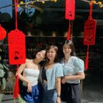 Emily Chan Instagram - 聊起大學的時候，有的人想要二十五歲結婚，三十歲生小孩，三十五歲事業有成。。。迫不及待想要迎接美好的事，有的發生了，有的還沒有。 翻翻電話，存在最久的group chat 大概就是這幾個女人的。小學和中學同學都已斷聯，現在回想，當初其實是個不懂得交朋友的人。幸運的是大學時有身邊這幾個女人收留，縱使我行徑乖張又常惹非議，還是木有嫌棄我，大概是白羊女乞肖的時候只有她们覺得很滑稽吧。 二十多岁在英國唸書，有很多的憤怒和好奇。幾個室友和我都喜歡喝酒，宿舍的客廳是收集空酒瓶的地方。留學結束，空酒瓶排满了墙角。把空酒瓶一個個收起來拿去丟的時候，覺得像把自己的勋章丢掉一样。現在回想，當初捨不得的不是空酒瓶，而是喝到開掛的青春狂妄。 而今天，我們都已變成了只點咖啡和冷面的中女。 年初四，歡迎大家回到戰場。 現在不能狂妄了，只能狂幹活💪🏻 #年初四 #emsaid
