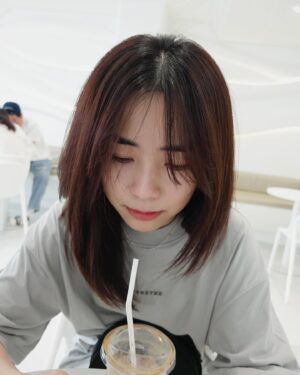 Emily Chan Instagram - 在跟一個人建立關係的時候
都在替彼此的故事留下一筆 
有人的故事爛尾 
有人的故事像電視劇怎樣都演不完
有人的故事還沒完成作者已消失

愛一個人是歸零
就像一圈 無論繞得多遠
都要回到原點再一起出發

原諒一個人也是一種歸零
整理各種情緒和自省
就把TA從心裡清空出來 
放到另一個位置

零是什麼都沒有嗎？
我覺得不是。

零是
I am ok now
Let’s start this all over again. 

#emsaid 
#bangkok