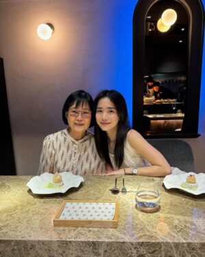 Emily Chan Instagram - 我：我已經30歲了耶 已經是很大人的大人了
媽媽：那早上起床可以折被單了嗎

我：沒搶到哈利波特的演奏會門票很難過 不想吃飯
媽媽：都二十幾年了 你還要瘋多久 

有些話從媽媽的嘴裡說出來 就是那麼理所當然的怪懶又有愛 

如果可以 想永遠當媽媽的小廢物
大概只有在她身邊 才能厚顏無恥地懶惰起來

謝謝媽媽一直默默守護🤍

祝全天下的媽媽母親節快樂 🌸

#happymothersday