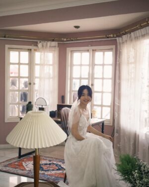 Emily Chan Instagram - Some moments during shoot 4/4 🪑

#友谊长存