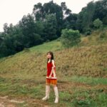 Emily Chan Instagram - 年初一 ：攝影師老爸模式啟動👨🏻🧧 今天敘舊，朋友說“在我們眼中的姊姊現在都變成阿姨了。” 我說：“我們自己也變成阿姨了。” 已經開始不敢理直氣壯地領紅包， 應付“什麼時候輪到你派？”之後，只好多說幾句祝福語，讓自己沒那麼心虛。 領得最不心虛的，大概就是爸媽的紅包了。 如果可以，想要永遠都收到他們的紅包。 初一快樂！ 祝大家成龍成鳳 #yearofdragon #2024 #大年初一