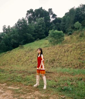 Emily Chan Instagram - 年初一 ：攝影師老爸模式啟動👨🏻🧧

今天敘舊，朋友說“在我們眼中的姊姊現在都變成阿姨了。”
我說：“我們自己也變成阿姨了。”

已經開始不敢理直氣壯地領紅包，
應付“什麼時候輪到你派？”之後，只好多說幾句祝福語，讓自己沒那麼心虛。
領得最不心虛的，大概就是爸媽的紅包了。
如果可以，想要永遠都收到他們的紅包。

初一快樂！
祝大家成龍成鳳 

#yearofdragon
#2024 
#大年初一