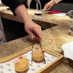 Emily Chan Instagram - 我：我已經30歲了耶 已經是很大人的大人了
媽媽：那早上起床可以折被單了嗎

我：沒搶到哈利波特的演奏會門票很難過 不想吃飯
媽媽：都二十幾年了 你還要瘋多久 

有些話從媽媽的嘴裡說出來 就是那麼理所當然的怪懶又有愛 

如果可以 想永遠當媽媽的小廢物
大概只有在她身邊 才能厚顏無恥地懶惰起來

謝謝媽媽一直默默守護🤍

祝全天下的媽媽母親節快樂 🌸

#happymothersday