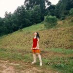 Emily Chan Instagram - 年初一 ：攝影師老爸模式啟動👨🏻🧧 今天敘舊，朋友說“在我們眼中的姊姊現在都變成阿姨了。” 我說：“我們自己也變成阿姨了。” 已經開始不敢理直氣壯地領紅包， 應付“什麼時候輪到你派？”之後，只好多說幾句祝福語，讓自己沒那麼心虛。 領得最不心虛的，大概就是爸媽的紅包了。 如果可以，想要永遠都收到他們的紅包。 初一快樂！ 祝大家成龍成鳳 #yearofdragon #2024 #大年初一