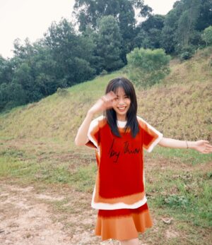 Emily Chan Instagram - 年初一 ：攝影師老爸模式啟動👨🏻🧧

今天敘舊，朋友說“在我們眼中的姊姊現在都變成阿姨了。”
我說：“我們自己也變成阿姨了。”

已經開始不敢理直氣壯地領紅包，
應付“什麼時候輪到你派？”之後，只好多說幾句祝福語，讓自己沒那麼心虛。
領得最不心虛的，大概就是爸媽的紅包了。
如果可以，想要永遠都收到他們的紅包。

初一快樂！
祝大家成龍成鳳 

#yearofdragon
#2024 
#大年初一