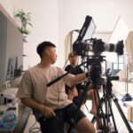 Emily Chan Instagram - 今天本想早點離開公司回家，卻又下起大雨。 從落地玻璃望出去，陽台的瓷磚縫裡長出的小草越來越高，大概是陽光和雨水都充足，種子又有甚麼理由不發芽呢？ 小草是該拔掉的，不然長得太大會把瓷磚撐壞。但它們是超內向的綿綿的朋友，到陽台放風的時候她總是會跟帶花的小草說悄悄話。「如果有天發現小草們被連根拔起，綿綿也許會難過吧？」想到這裡，就打消了拔草的念頭。 「綿，我們把草拔掉可以嗎？」她沒眨眼就別過頭，應該還沒有做好說再見的準備。 生活裡的那些裂縫，也會趁我們不注意的時候長出一些美麗的東西嗎？我想是吧。忙著忙著回頭一看，那些來不及修補，或許也沒必要修補的裂縫都長出了全新的生命。可以試著說哈咯，不用急著說再見。 雨停了，綿綿又跑出去跟小草玩了，一直叫她都不回來。 #emsaid