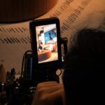 Emily Chan Instagram - 今天本想早點離開公司回家，卻又下起大雨。 從落地玻璃望出去，陽台的瓷磚縫裡長出的小草越來越高，大概是陽光和雨水都充足，種子又有甚麼理由不發芽呢？ 小草是該拔掉的，不然長得太大會把瓷磚撐壞。但它們是超內向的綿綿的朋友，到陽台放風的時候她總是會跟帶花的小草說悄悄話。「如果有天發現小草們被連根拔起，綿綿也許會難過吧？」想到這裡，就打消了拔草的念頭。 「綿，我們把草拔掉可以嗎？」她沒眨眼就別過頭，應該還沒有做好說再見的準備。 生活裡的那些裂縫，也會趁我們不注意的時候長出一些美麗的東西嗎？我想是吧。忙著忙著回頭一看，那些來不及修補，或許也沒必要修補的裂縫都長出了全新的生命。可以試著說哈咯，不用急著說再見。 雨停了，綿綿又跑出去跟小草玩了，一直叫她都不回來。 #emsaid