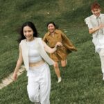 Emily Chan Instagram - 好生活·好技術·好空氣 緣分真的很奇妙 我人生第一次拍中文電視劇和 @emilyzying 合作 時隔七年 @8tvmalaysia #明星真人秀 戲裡戲外成為了「姐弟」在職場上被照顧 台灣回國後認識的第一批劇場朋友 @thiansiewkim 工作坊第一次見面就很投緣但一直沒有機會真正的合作 #明星真人秀 飾演「夫妻關係」讓我們戲裡戲外更多火花 拍完這部戲每每讓我們覺得戲裡戲外的劇情真實上演 珍惜在工作場合遇見的真朋友 謝謝 @sharp.malaysia 讓我們戲裡戲外更多相聚的時光 三天兩夜很舒服地相聚一起 📸 PHOTOGRAPHER TEAM @thesanren @mr_nd_ 👘 CLOTHED @weiweiwei_my STYLED BY EDMUND
