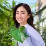 Emily Chan Instagram - 发现自己在阳光下拍摄的心情特别好。工作日的前两天扭伤了脚，只能坐着拍照。谢谢亲切可爱的 @vivo_malaysia 团队的细心照顾，扶着我跨越层层的阶梯到天台取光 🌻🌞 今年想记录更多的生活瞬间，vivo V30系列已经升级了 Aura Light 人像3.0，可以轻松地捕捉出出色的肖像，即使是光线较暗的夜晚条件下，人还是闪闪发光 ✨ Ps: 当天的主视觉照都是通过 vivo V30 ZEISS 镜头捕捉的，也太强惹！ #vivoV30Series #PortraitSoPro #ProPortraitShines #vivoV30NowWithZeiss #vivoMalaysia