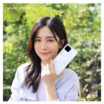 Emily Chan Instagram - 发现自己在阳光下拍摄的心情特别好。工作日的前两天扭伤了脚，只能坐着拍照。谢谢亲切可爱的 @vivo_malaysia 团队的细心照顾，扶着我跨越层层的阶梯到天台取光 🌻🌞 今年想记录更多的生活瞬间，vivo V30系列已经升级了 Aura Light 人像3.0，可以轻松地捕捉出出色的肖像，即使是光线较暗的夜晚条件下，人还是闪闪发光 ✨ Ps: 当天的主视觉照都是通过 vivo V30 ZEISS 镜头捕捉的，也太强惹！ #vivoV30Series #PortraitSoPro #ProPortraitShines #vivoV30NowWithZeiss #vivoMalaysia