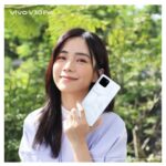 Emily Chan Instagram - 发现自己在阳光下拍摄的心情特别好。工作日的前两天扭伤了脚，只能坐着拍照。谢谢亲切可爱的 @vivo_malaysia 团队的细心照顾，扶着我跨越层层的阶梯到天台取光 🌻🌞 今年想记录更多的生活瞬间，vivo V30系列已经升级了 Aura Light 人像3.0，可以轻松地捕捉出出色的肖像，即使是光线较暗的夜晚条件下，人还是闪闪发光 ✨ Ps: 当天的主视觉照都是通过 vivo V30 ZEISS 镜头捕捉的，也太强惹！ #vivoV30Series #PortraitSoPro #ProPortraitShines #vivoV30NowWithZeiss #vivoMalaysia