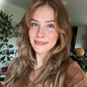 Emily Henry Instagram - Just turned in draft SIX of funny story, but more importantly, @sashaannehair helped me go darker than I’ve been since 2008 when I dyed my hair from a box and gave myself baby bangs then let Sophia and Morgan both cut my hair at the same time, from opposite sides. This is better!!! She’s a wizard, a true star.