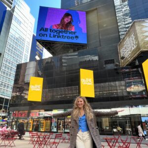 Emily Henry Instagram - Huge thanks to @linktr.ee for letting me celebrate World Book Day with them in a very surreal way. Also a wonderful surprise to stumble on the legendary @SabaaTahir in Times Square🥹🥹🥹. Linktree in bio.