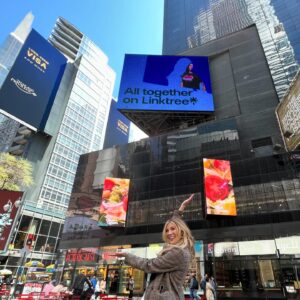 Emily Henry Instagram - Huge thanks to @linktr.ee for letting me celebrate World Book Day with them in a very surreal way. Also a wonderful surprise to stumble on the legendary @SabaaTahir in Times Square🥹🥹🥹. Linktree in bio.