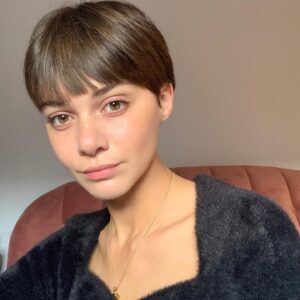 Emma Appleton Instagram - A fringe trim and a box of hair dye away from being a creepy Dickens character. Other suggestions welcome
