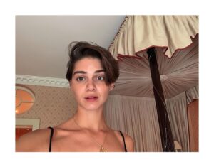 Emma Appleton Instagram - ✂️ Let’s face it the main event is the four poster bed that looks like a wedding cake in the background