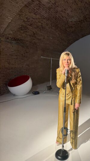Emma Barnett Instagram - #behindthescenes on our @thetimes @thetimesmagazine shoot… ❤️ 

@dankennedyphoto 
@juliawrenmakeup 
@hannahlouiserogers 
@johanjohn_