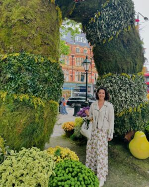 Emma Barnett Instagram - A day filled with joy, creativity, colour and…. rain! Loved going with my great friend Rendah Beshoori @ren2852 to see what has been conjured at the #chelseaflowershow - it was a feast for the eyes from the moment we left the tube station at Sloane Square before even getting into the show… and then the heavens opened and never stopped. And despite both wearing cream that was far from cream by the end of the day 😜 - we happily ploughed on. A friendship formed at the school gate, we’ve dealt with worse weather and there were no 6 year-old boys to manage.

Huge thanks to all of the gardeners, designers, nurseries and everyone else in putting on such a fabulous show. As someone who knows little about plants and flowers, but would like to learn more, it was also a beautiful education. And I met a few of our @bbcradio4 @bbctodayprogramme listeners too. An extra bonus. 
Such great fun to see @clare_meandem - aka the (Northern) powerhouse behind @me_andem after taking her amazing British brand to NYC. We had a great chat about all things Manchester and Saddleworth, from whence we hail, and the brilliance of trousers with side zips that don’t cause tummy pressure (although the ones I am wearing have a frontal zip but are loose enough). This is not an ad. I’ve shopped at hers for years and my endo-ridden body is grateful for her design prowess! 
Now I’ve finished wringing out my sodden trousers from said rain - I wanted to share some snaps. Including us taking shelter in a stunning summer house (no, me neither until I asked) that I have mentally moved into but sadly didn’t take home on the tube. 🚇

#rhschelsea #gardens #rhschelseaflowershow #rain #beauty #femaledesign #trousers #women #flowers #plant 🌱 🪴 🌹 🌺 🌱