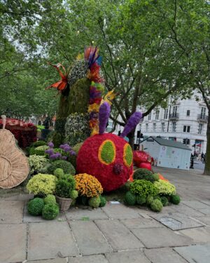 Emma Barnett Instagram - A day filled with joy, creativity, colour and…. rain! Loved going with my great friend Rendah Beshoori @ren2852 to see what has been conjured at the #chelseaflowershow - it was a feast for the eyes from the moment we left the tube station at Sloane Square before even getting into the show… and then the heavens opened and never stopped. And despite both wearing cream that was far from cream by the end of the day 😜 - we happily ploughed on. A friendship formed at the school gate, we’ve dealt with worse weather and there were no 6 year-old boys to manage.

Huge thanks to all of the gardeners, designers, nurseries and everyone else in putting on such a fabulous show. As someone who knows little about plants and flowers, but would like to learn more, it was also a beautiful education. And I met a few of our @bbcradio4 @bbctodayprogramme listeners too. An extra bonus. 
Such great fun to see @clare_meandem - aka the (Northern) powerhouse behind @me_andem after taking her amazing British brand to NYC. We had a great chat about all things Manchester and Saddleworth, from whence we hail, and the brilliance of trousers with side zips that don’t cause tummy pressure (although the ones I am wearing have a frontal zip but are loose enough). This is not an ad. I’ve shopped at hers for years and my endo-ridden body is grateful for her design prowess! 
Now I’ve finished wringing out my sodden trousers from said rain - I wanted to share some snaps. Including us taking shelter in a stunning summer house (no, me neither until I asked) that I have mentally moved into but sadly didn’t take home on the tube. 🚇

#rhschelsea #gardens #rhschelseaflowershow #rain #beauty #femaledesign #trousers #women #flowers #plant 🌱 🪴 🌹 🌺 🌱