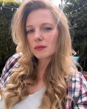 Emma Bell Instagram - Let’s be real. I did my hair and makeup just for some content.