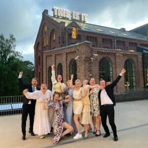Emma Bones Instagram - VI FIKK BACHELOR I GÅR I SKUESPILL!!!! Og nå er vi skuespillere jøss hva skjer med deeeeeeet!!! 3 intense, fine, krevende, fantastike, lærerike år i studielivet med denne flotte gjengen er over. Heeelt sykt. Klarer ikke ta det inn. Litt trist. Men riktig❤️ vi ses gjengen, gleder meg til å følge alles reiser❤️